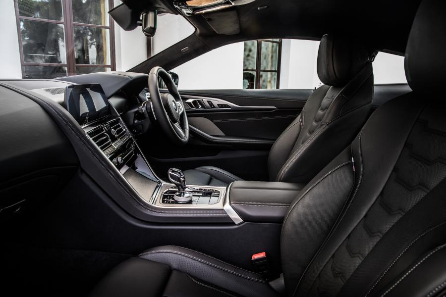 Интерьер BMW M850i xDrive Carbon Package (G15) 2018 года  (UK) (фото 40 из 40)